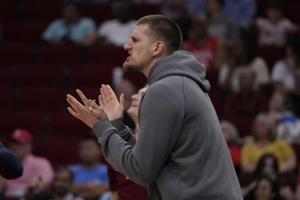 他仅用两脚 他仅用两脚